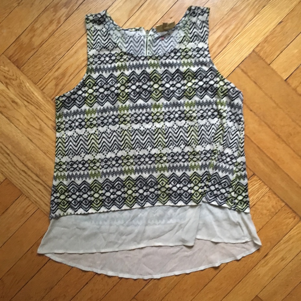 Short sleeve shirt with black/white/yellow designs